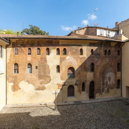 Strada Maggiore Apartment